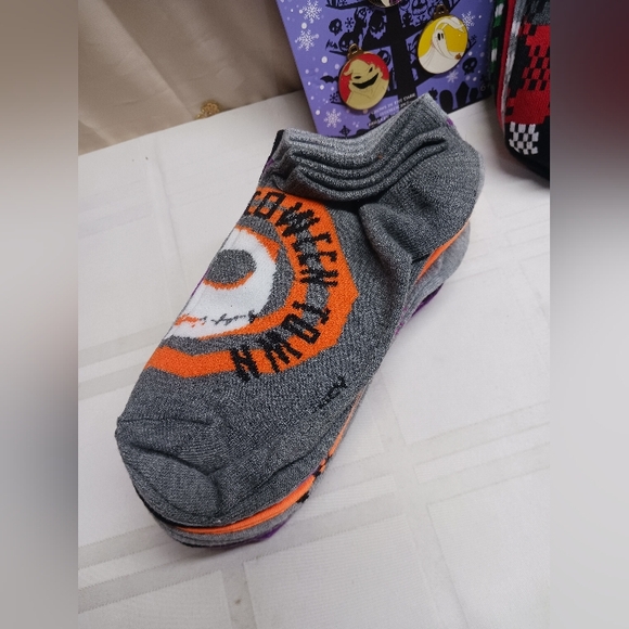 Nightmare Before Christmas Socks 4-10 / 16 Pair-No Show / & Pin Set - Picture 4 of 9